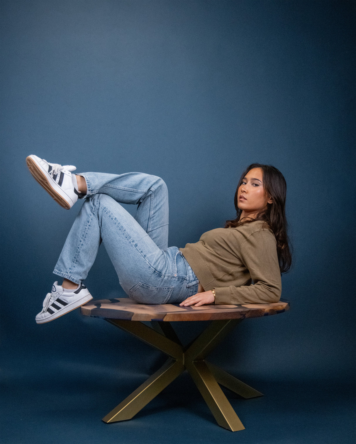 Aurora | Runder Massivholztisch aus Walnuss mit blauem Epoxidharz