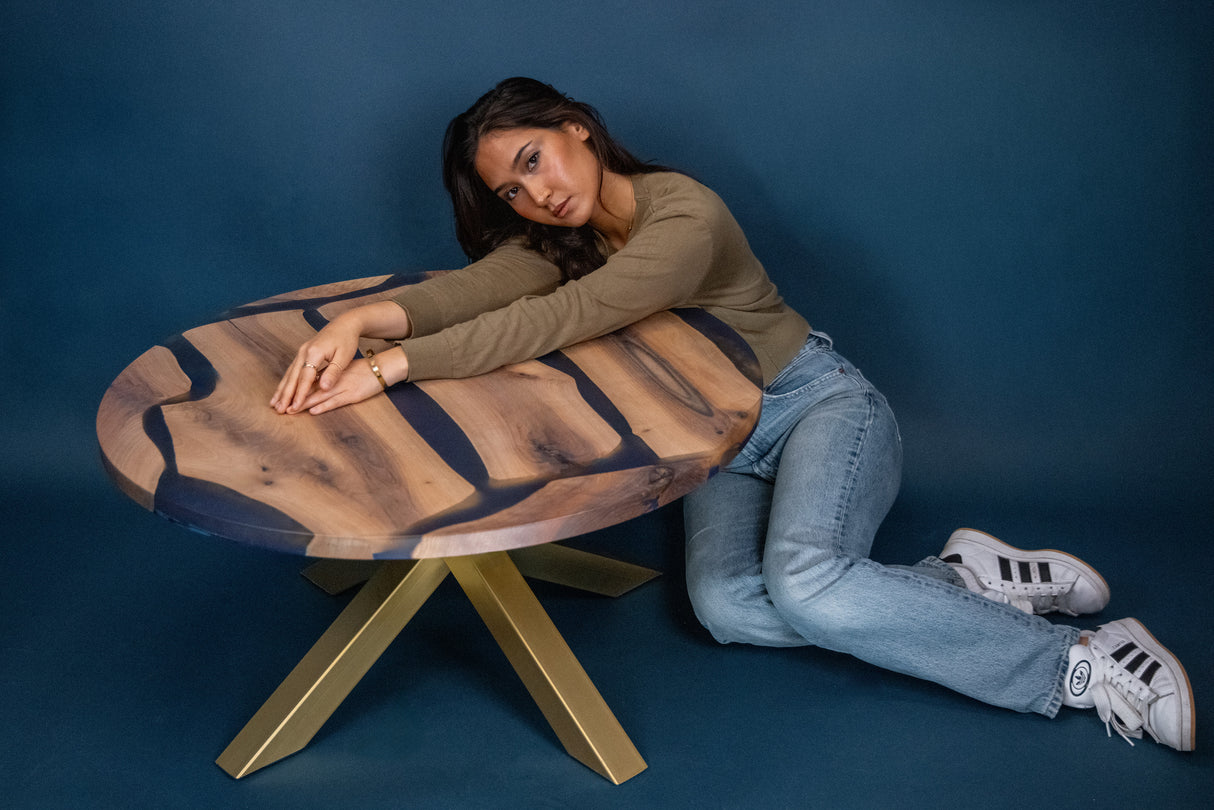 Aurora | Runder Massivholztisch aus Walnuss mit blauem Epoxidharz