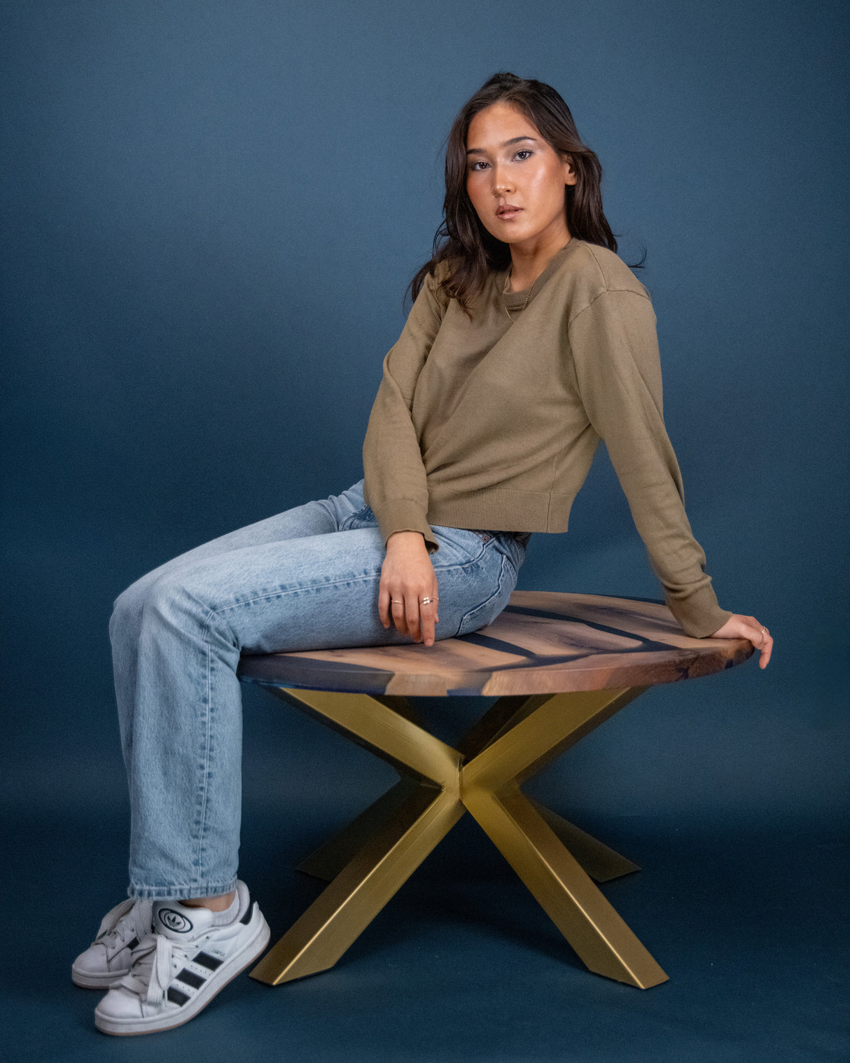 Aurora | Runder Massivholztisch aus Walnuss mit blauem Epoxidharz