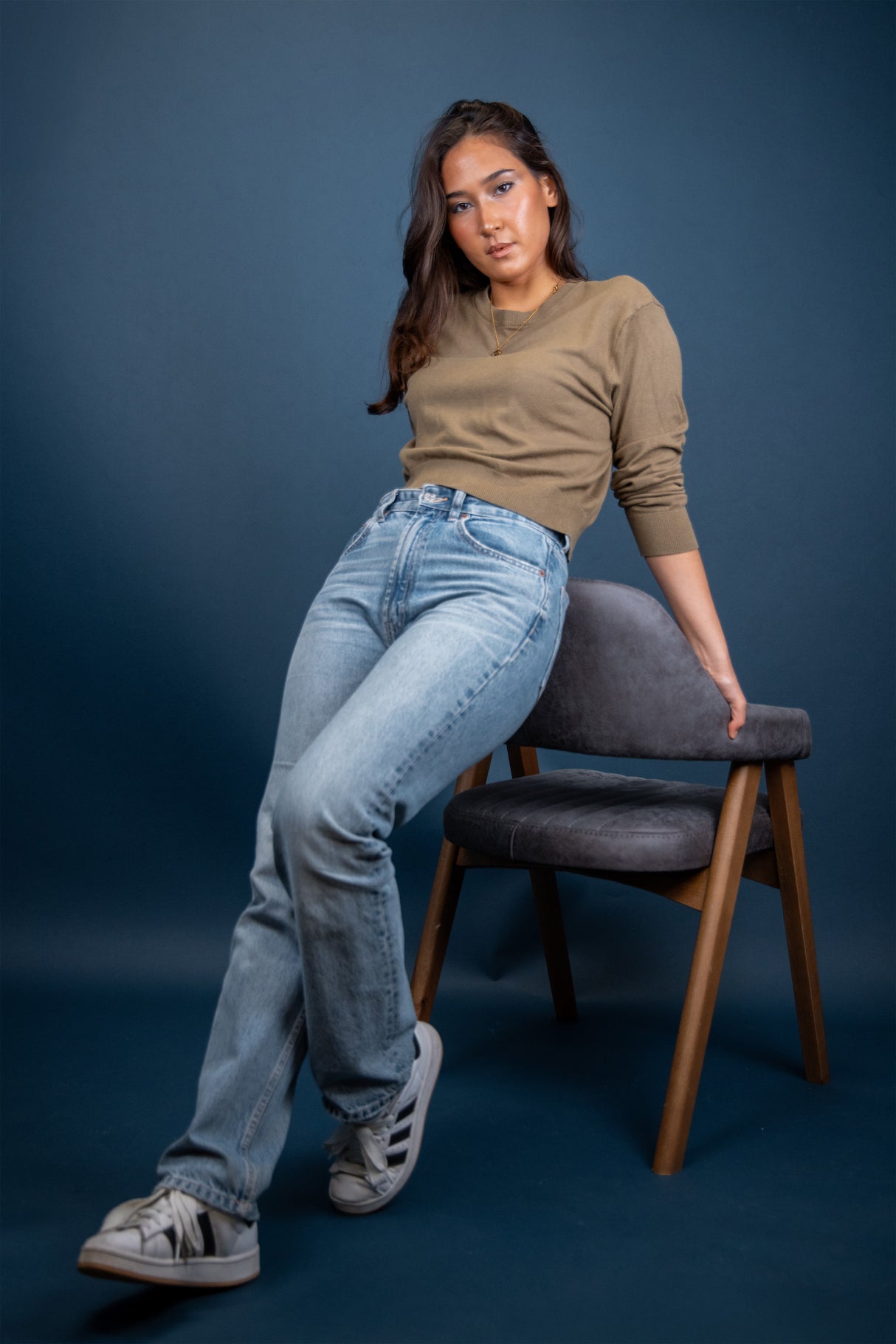 Amalia | Massivholzstuhl mit grauer Polsterung