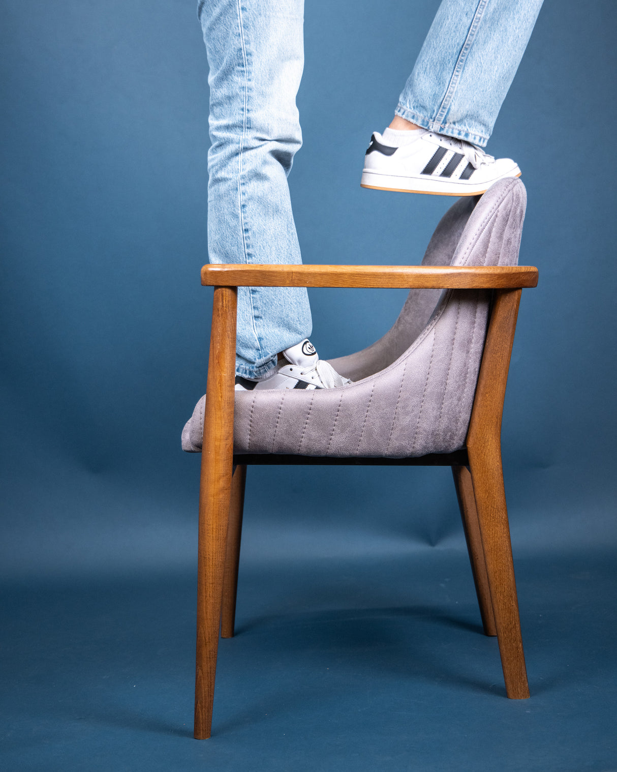 Liora | Polsterstuhl aus massiver Eiche mit grauer Sitzschale