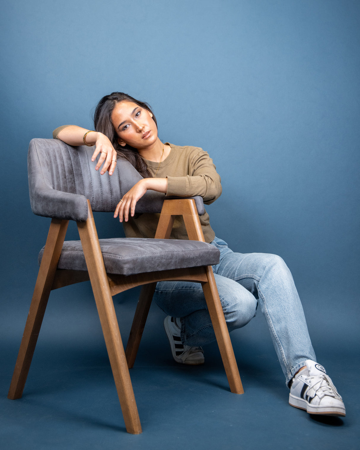 Amalia | Massivholzstuhl mit grauer Polsterung