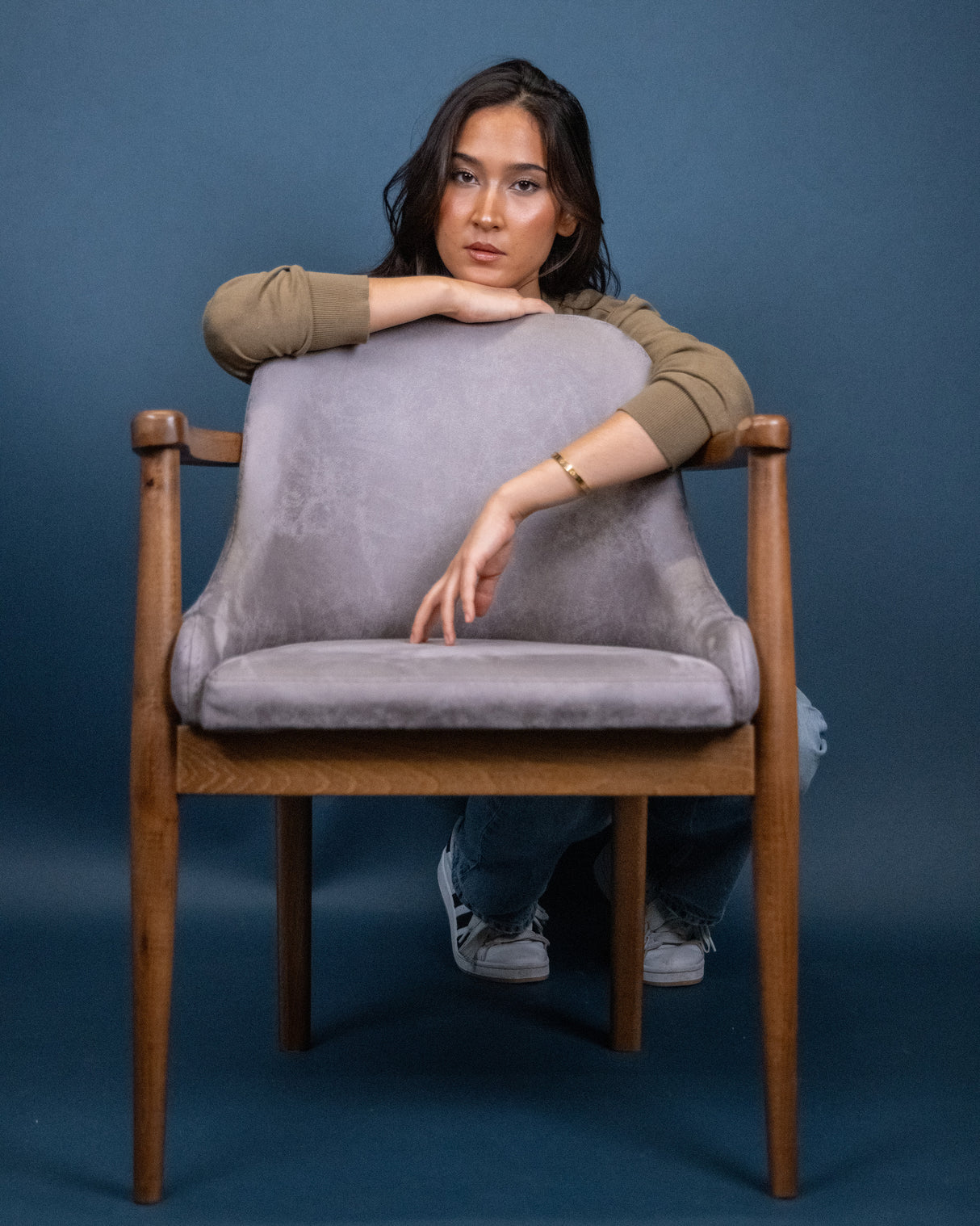 Liora | Polsterstuhl aus massiver Eiche mit grauer Sitzschale