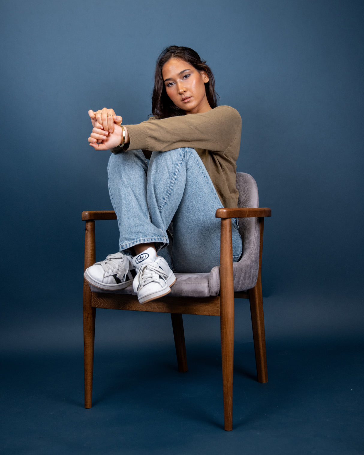 Liora | Polsterstuhl aus massiver Eiche mit grauer Sitzschale