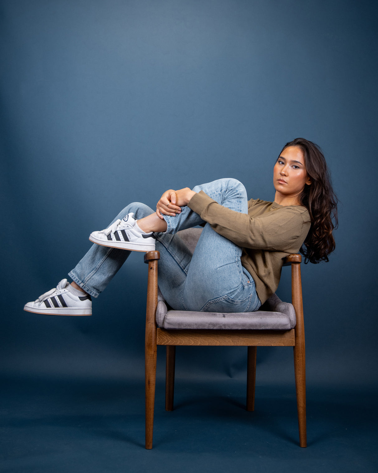 Liora | Polsterstuhl aus massiver Eiche mit grauer Sitzschale