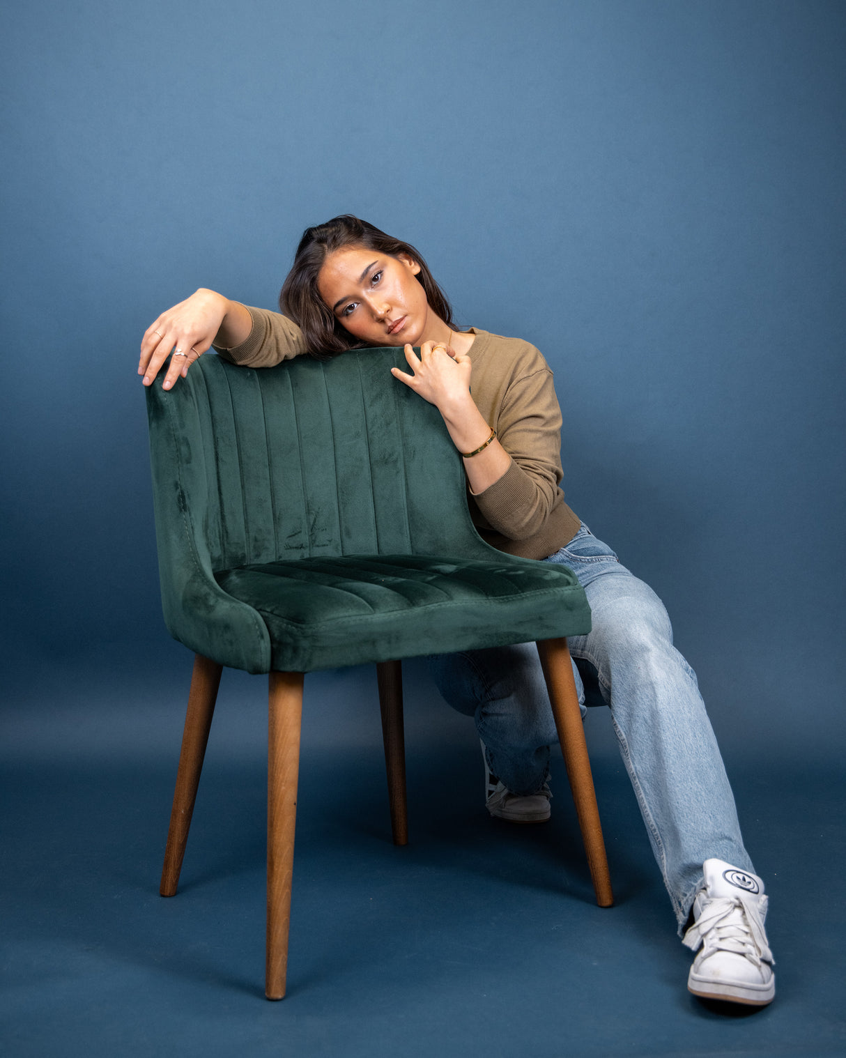 Norberto | Polsterstuhl mit Samtbezug und Massivholzbeinen